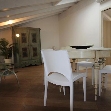 Mansarda Di Alice Lägenhet Desenzano del Garda Exteriör bild